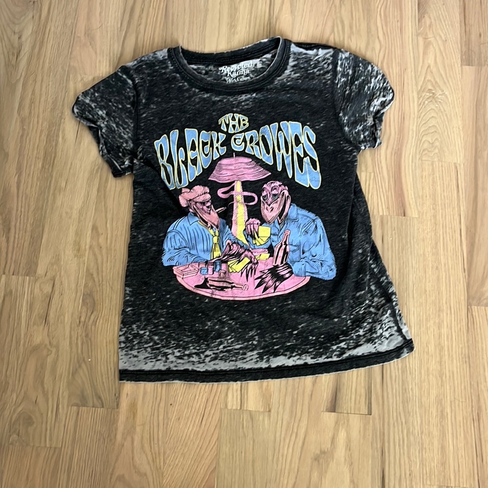 Cute black and gray the black Crowe’s t-shirt.